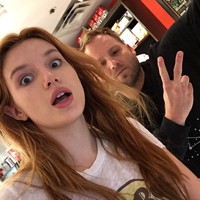 Bella Thorne tampaknya percaya diri dengan wajahnya. Buktinya, ia berani keluar rumah dan foto tanpa makeup. (Foto: Instagram)