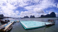 Lapangan sepakbola terapung seolah menjadi destinasi wisata yang digemari turis. Tak heran, dari lapangan sepakbola itu saja, masyarakat setempat bisa mendulang pendapatan sekitar 50 ribu sampai 70 ribu Baht atau sekitar Rp 18,6 sampai Rp 26,1 juta. Selain menyewa lapangan, tentu pengeluaran turis juga untuk makan, minum dan menyewa kapal nelayan agar bisa berjalan-jalan ke pulau-pulau kecil di sekitarnya (Dok. vtravelnista/Instagram)