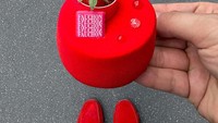 Dalam sebuah wawancara Tal mengaku suka warna terang. Terbukti dari cake warna merah yang dipotretnya bersama sepatu merah bertali biru. (Foto: Tal Spiegel)