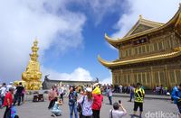 Vihara, patung Buddha, dan banyaknya wisatawan yang saat itu berkunjung (Wahyu/detikTravel)