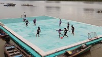 Meski begitu, masyarakat di sana rupanya cukup kreatif untuk menarik minat wisatawan. Sejak tahun 2011 lalu, mereka mendirikan lapangan sepakbola terapung! Lapangannya memang tidak seluas lapangan sepakbola sungguhan. Luasnya hanya 16 x 25 meter, tapi cukup untuk bermain si kulit bundar sampai puas (Dok. hinamita/Instagram)