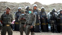 Satpol PP siaga mengamankan penertiban ini.