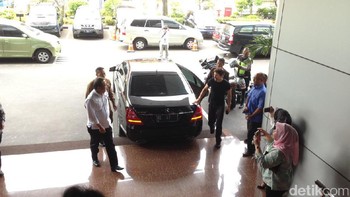 Menkominfo Rudiantara dan Pavel Durov keluar dari mobil. Foto: detikINET/Agus Tri Haryanto