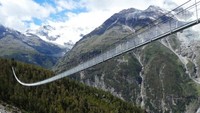 Untuk diketahui, jika total waktu tempuh antara Kota Zermatt dan Desa Grachen sekitar dua hari dengan jalan kaki. Tapi ingat ya, jika traveler takut ketinggian jangan sekali-kali bepergian sendiri (Dok. CNN)