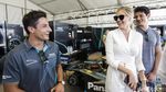 Aksi Kate Upton di Trek Balap Mobil Listrik