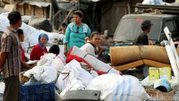 Sejumlah warga duduk termenung di atas tumpukan barang-barang miliknya.