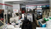 Sementara di dalam ruangan, terlihat peralatan sudah berantakan.