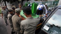 Mesin penggiling tebu diangkut petugas.