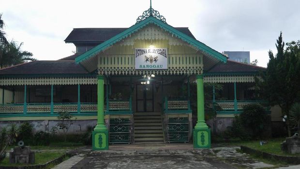 Melihat Keraton di Kabupaten Perbatasan Indonesia-Malaysia