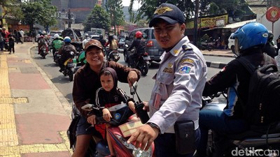 Foto: Meski Dijaga, Pemotor Nekat Terobos Trotoar