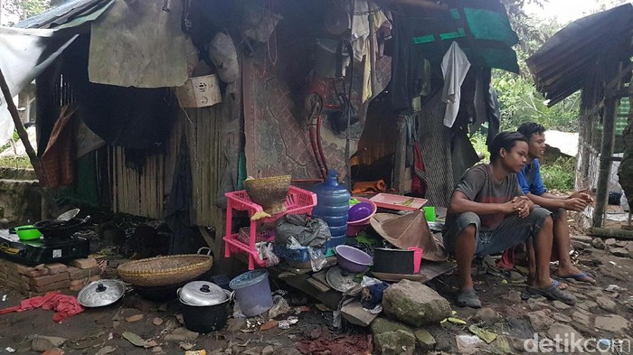 Menyedihkan, 1 Keluarga di Serang Tinggal di Bekas Kandang Kambing
