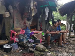 Menyedihkan, 1 Keluarga di Serang Tinggal di Bekas Kandang Kambing