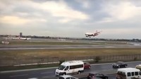 Pesawat AtlasGlobal jenis Airbus A320 yang terbang ke Siprus dengan membawa 127 penumpang mendarat darurat di Bandara Ataturk, Istanbul, Turki. Screenshot Youtube