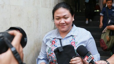 Dilaporkan Atas Kasus Penipuan, Putri Nia Daniati Tetap Tersenyum