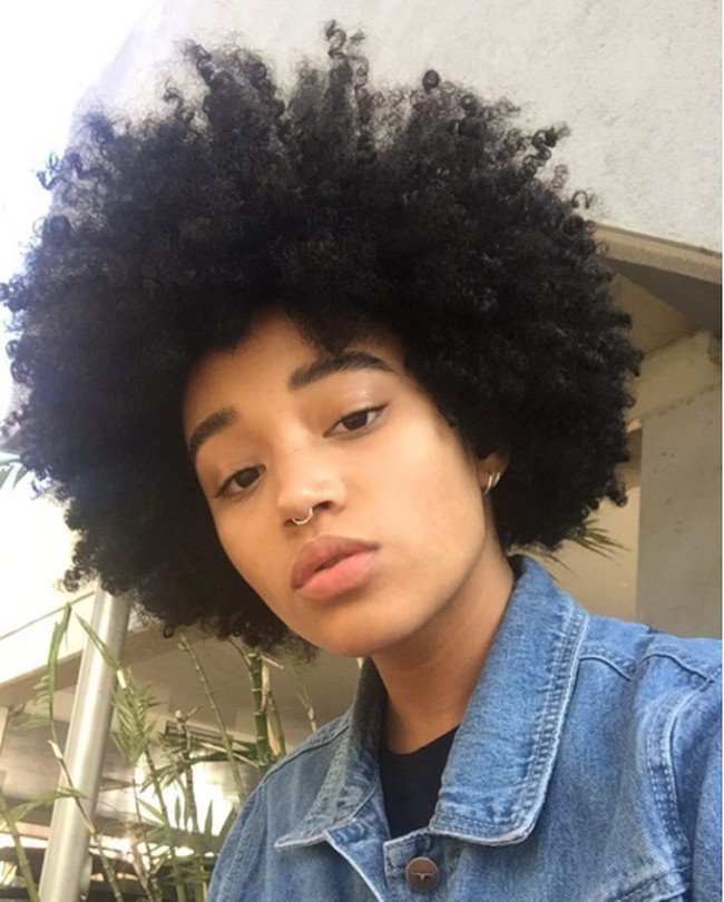 Pemain film Hunger Games ini juga pernah foto tanpa makeup. Meski tanpa riasan, Amandla Stenberg sudah menarik atensi dengan alisnya yang tebal. (Foto: Instagram)
