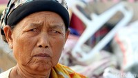 Seorang warga memandangi rumahnya yang telah rata dengan tanah.
