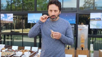 Sergey Brin mendirikan Google bersama Larry Page dan termasuk salah satu orang terkaya di dunia. Ia terkenal senang tampil santai, seperti bercalana pendek seperti ini di kantor Google. Saat ini, dia sudah tidak begitu terlibat dalam operasional Google sehari-hari. Foto: istimewa