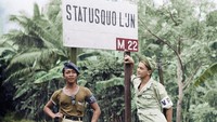 Anggota TNI dan Tentara Belanda berpose di bawah papan Status Quo pada Februari 1948. Istimewa/Marcel Jack.