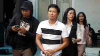 Andhika Kangen Band dikabarkan nikah lagi dengan cewek bernama Eviana dan tampil di Rumpi: No Secret, Gedung Trans TV, Jakarta Selatan pada Selasa (1/8). Dan kali ini Andhika malah muncul dengan cewek baru lagi bernama Mitha? Pool/Noel/detikFoto.