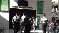 Ratusan polisi menjaga ketat Pengadilan Negeri (PN) Kraksaan, Kabupaten Probolinggo, Jawa Timur, Selasa (1/8/2017). Penjagaan itu terkait dengan agenda sidang pembacaan vonis terdakwa kasus pembunuhan, yakni Dimas Kanjeng (M Rofiq/detikcom)