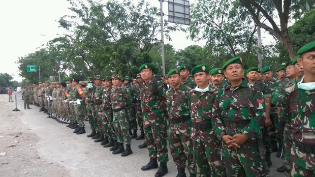 Personel TNI siaga di lokasi.
