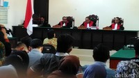Dimas Kanjeng Taat Pribadi akhirnya divonis 18 tahun penjara terkait kasus pembunuhan santrinya, Abdul Ghani. Putusan ini lebih ringan dari tuntutan yang diajukan jaksa yaitu seumur hidup penjara (Rofiq/detikcom)