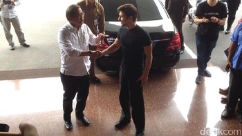 Sebelumnya mereka menikmati makan siang bersama dengan makanan khas Indonesia. Sekarang mereka terlibat rapat tentang Telegram yang versi web-nya diblokir Kominfo. Foto: detikINET/Agus Tri Haryanto