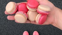 Adalah Tal Spiegel, pastry chef yang terkenal dengan foto uniknya. Ia memadukan warna pink Macaron Ispahan dengan sepatu warna senada. Makin keren karena kontras dengan latar foto yang hitam. (Foto: Tal Spiegel)