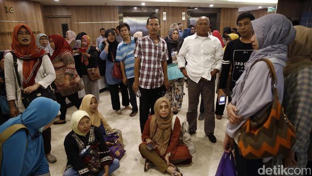 Aksi Sempat Ricuh, Jemaah Ibu-ibu Selawatan di Kantor First Travel