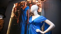 Sosok Diana Prince saat mengenakan gaun biru. Ingat adegan dalam film Wonder Woman itu? Foto: Rich Fury/Getty Images