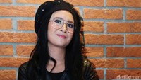 Ayushita juga melengkapi penampilannya itu dengan topi hitam dan kacamata. Pool/Ismail/detikFoto.
