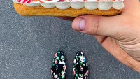 Motif bunga-bunga pada eclair juga dibuat matching oleh Tal yang mengenakan sepatu hitam motif bunga. (Foto: Tal Spiegel)
