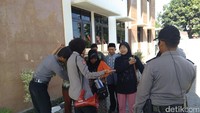 Pengunjung sidang vonis Dimas Kanjeng yang mau masuk ke ruang PN Kraksaan diperiksa satu per satu (M Rofiq/detikcom)
