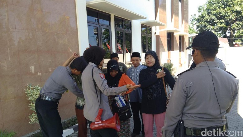 Jelang Vonis Dimas Kanjeng, Penjagaan di PN Kraksaan Diperketat Jelang Vonis Dimas Kanjeng, Penjagaan di PN Kraksaan Diperketat