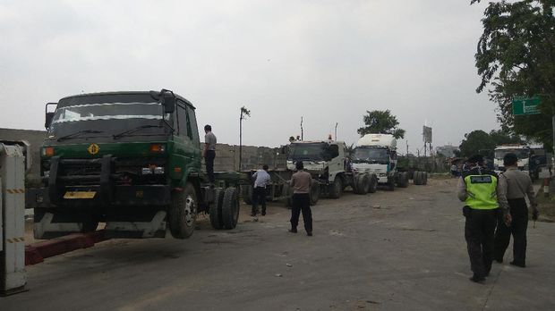 Truk kontainer di Taman BMW diderek petugas Dishub DKI Jakarta.