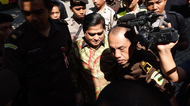 Pengikut menangis haru saat maha guru mereka dijatuhi vonis 18 tahun penjara.