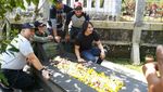 Rutin, Cast Warkop DKI Reborn Ziarah ke Makam Dono dan Kasino