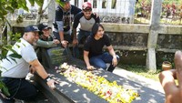 Abimana Aryasatya, Vino G Bastian, Tora Sudiro juga Indro Warkop serta sutradara Anggy Umbara saat ziarah ke makam Kasino Selasa (1/8) (Falcon Pictures)