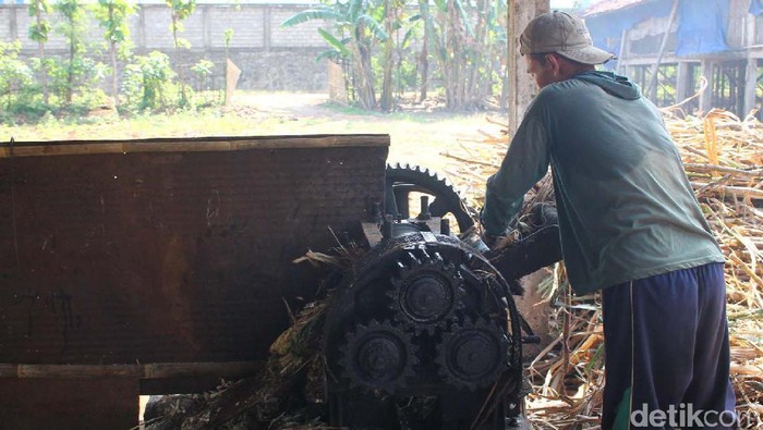 Industri gula tumbu di Kudus. Gula tumbu adalah produksi gula dari tanaman tebu yang masih dilakukan petani di Kudus meski sudah meredup industrinya.