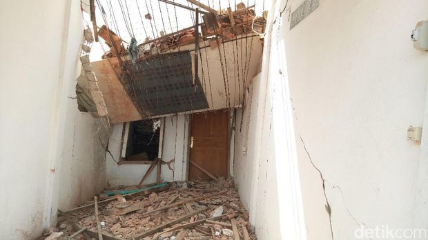 Cerita Saksi Saat Lihat Crane dan Landasan LRT di Palembang Jatuh