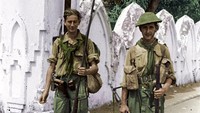 Dua orang tentara Belanda bersenjata lengkap foto bersama. Istimewa/Marcel Jack.