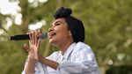 Yuna Zarai, Penyanyi Bertalenta yang Tak Mau Dikenal karena Hijabnya