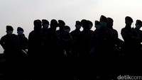 Dalam pengamanan ini Satpol PP dibantu oleh TNI, Brimob, dan Dinas Perhubungan.