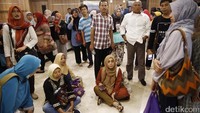 Nasabah wanita melantunkan selawat agar tak terjadi kericuhan.