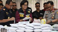 Menkeu Sri Mulyani dan Kapolri Jenderal Tito Karnavian menunjukkan barang bukti ekstasi.