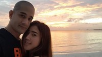Keduanya membagikan kemesraan tersebut dalam akun Instagram miliknya. (Foto: Okan Cornelius dan pacar baru (Instagram Okan)