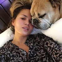 Begitu pula dengan Chrissy Teigen. Berfoto dengan anjing kesayangan, istri John Legend ini tampak punya wajah yang mulus. (Foto: Instagram)