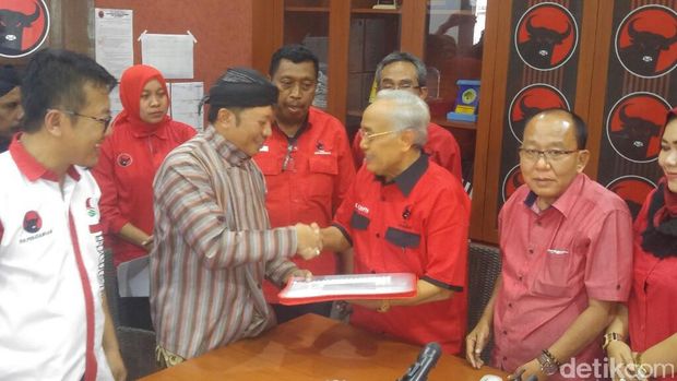 Widhi Handoko mengembalikan formulir pendaftaran bakal Cawagub ke DPD PDIP Jateng
