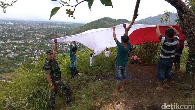 Merah-Putih Raksasa Berkibar di Gunung Aceh Besar Sambut HUT RI Merah-Putih Raksasa Berkibar di Gunung Aceh Besar Sambut HUT RI