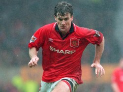 Mark Hughes menjalani dua periode berbeda main di MU yakni 1980–1986 dan 1988–1995. Sosok legenda MU ini pernah memakai beberapa nomor berbeda di klub, tapi nomor 10 tetap identik dengan sosok berjuluk Sparky tersebut. (Foto: Gary M. Prior/ALLSPORT)